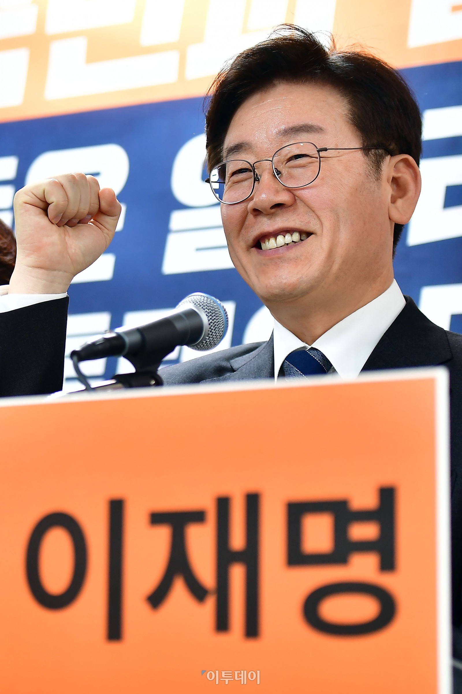 [포토] 밝게 웃는 이재명, "약속은 지킵니다"
