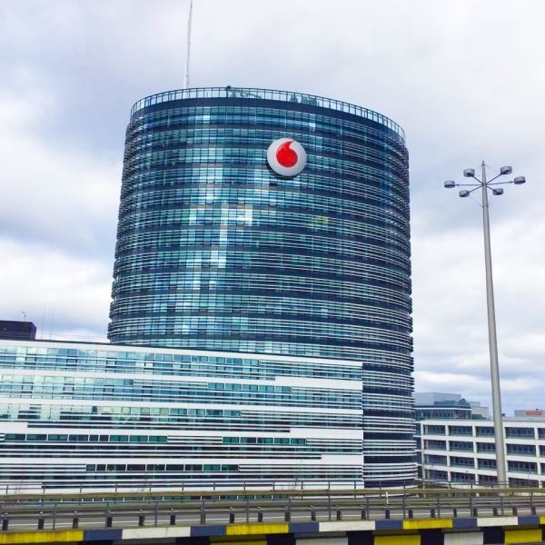 ▲미래에셋대우는 지난달 20일 글로벌 통신업체 보다폰의 독일 본사 빌딩 인수를 위한 우선협상대상자로 선정됐다. 사진은 독일 뒤셀도르프에 있는 보다폰 독일 본사 빌딩(사진=미래에셋대우)