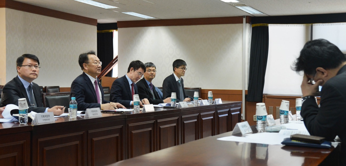 ▲유일호 부총리(왼쪽 두 번째)가 6일 정부서울청사에서 중국 경제‧통상 현안 관련 전문가 간담회를 열어 향후 대응방안에 대한 의견을 듣고 있다.(기획재정부)