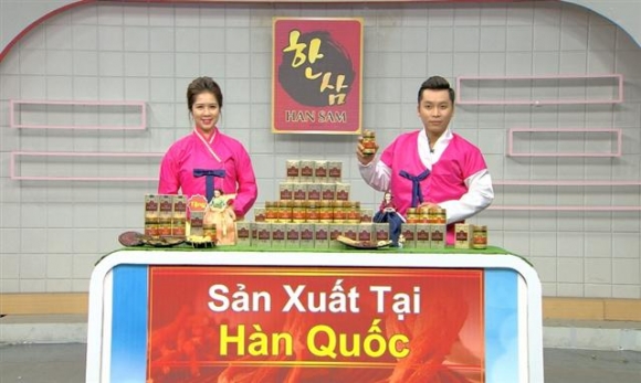 ▲베트남 SCJ의 ‘한국 상품 골든존’ 프로그램에서 쇼호스트들이 한복을 입고 ‘한국 홍삼’을 판매하고 있다.(사진제공=CJ오쇼핑)