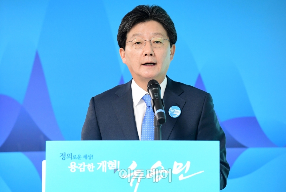 ▲바른정당 대선주자인 유승민 의원이 2일 서울 여의도 당사에서 '가난한 국민도 더불어 사는 공동체 복지'를 담은 복지공약을 발표하고 있다. 고이란 기자 photoeran@ (이투데이DB)