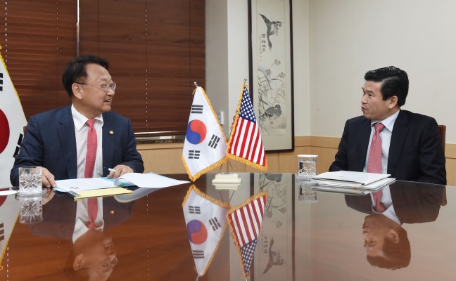 ▲유일호 부총리(왼쪽)가 8일 정부서울청사에서 제임스 김 미국상공회의소 회장과 면담하고 있다.(기획재정부)