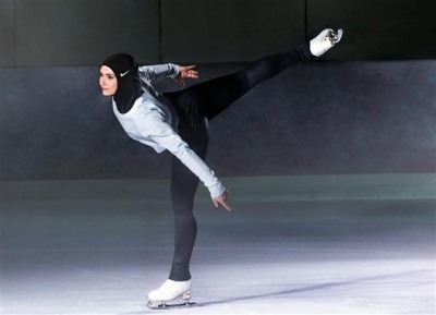 ▲아랍에미리트(UAE)의 피겨 선수인 자흐라 라리가 7일(현지시간) 인스타그램에 나이키의 히잡 시제품을 착용하고 연습하는 사진을 올렸다. 출처 = AP뉴시스