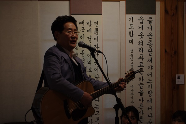 ▲가수 윤형주 씨가 '일본인이 쓴 한글서예전' 오프닝 행사에서 축사를 하고 있다.(사진제공=아이엔터테인먼트)