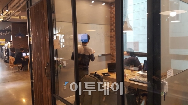 ▲일자리카페 1호점의 스터디룸은 칠판과 취업 관련 서적등이 갖추고 무료로 제공돼 스터디룸을 구하기 힘든 청년들에게 유용했다.(김정웅 기자 cogito@)