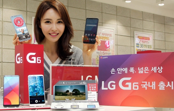 ▲LG전자가 10일 전략 프리미엄 스마트폰 LG G6를 국내 이동통신 3사를 통해 출시한다. 출고가는 89만9800원이다. 9일 모델이 남대문 이동통신사 매장에서 LG G6를 소개하고 있다. (사진제공=LG전자)