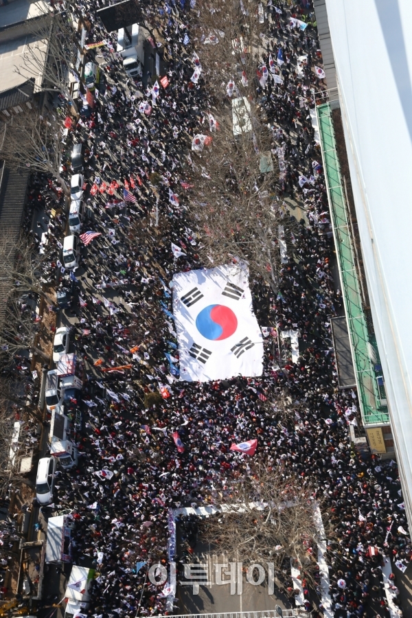 ▲박근혜 대통령 탄핵 심판 최종 선고일인 10일 오전 서울 종로구 안국역 사거리에서 보수단체가 탄핵기각을 촉구하며 집회를 하고 있다.(사진공동취재단)