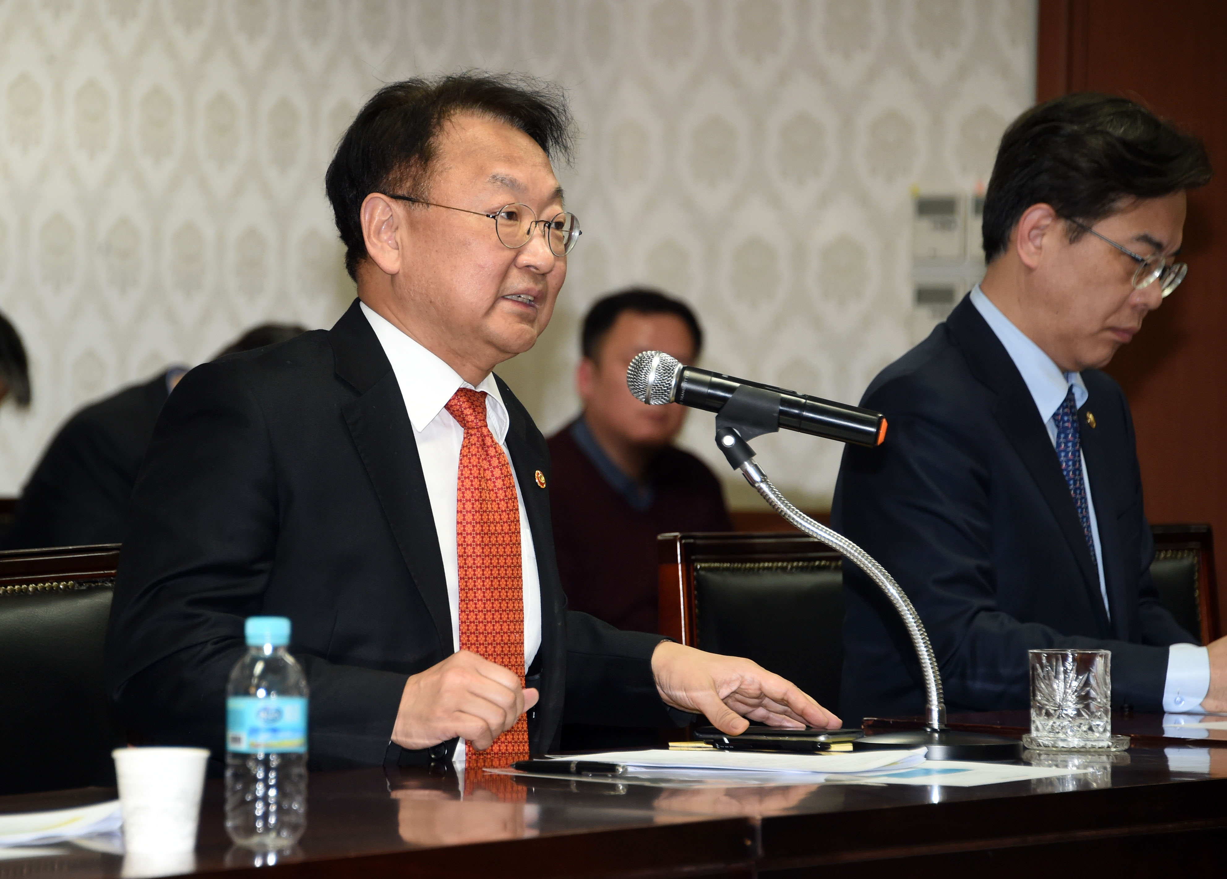 ▲유일호 부총리가 10일 정부서울청사에서 확대간부회의를 주재하고 있다.(기획재정부)