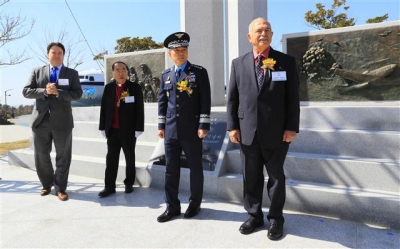 ▲9일 오전 제주 서귀포시 안덕면 제주항공우주박물관에서 열린 ''전쟁고아의 아버지' 딘 헤스(Dean E. Hess) 미 공군 대령 기념비 제막식'에서 참석자들이 기념비 주변을 둘러보고 있다.
왼쪽부터 마크 내퍼 주한미대사 대리, 광림교회 김선도 감독, 정경두 공군참모총장, 딘 헤스 대령의 장남 레리 헤스씨. 2017.3.9 사진제공=연합뉴스