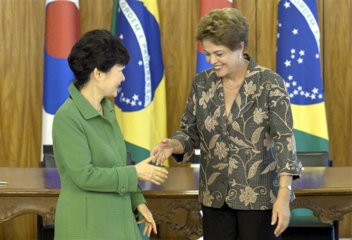 ▲지난 2015년 4월 브라질을 방문한 박근혜 대통령이 브라질리아 대통령궁에서 지우마 호세프 전 브라질 대통령을 만나 악수하는 모습. 사진=뉴시스