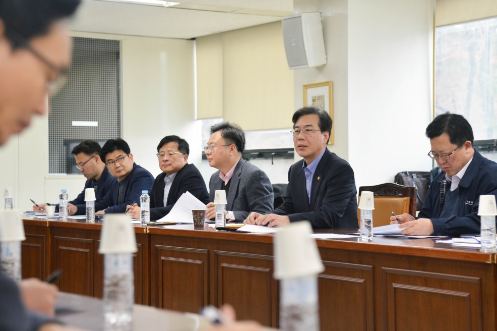 ▲송언석 기재부 2차관(오른쪽 두 번째)이 12일 서울지방조달청에서 재정상황 검검회의를 주재하고 있다.(기획재정부)