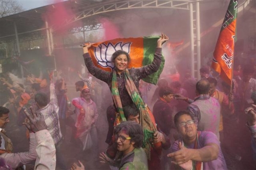 ▲인도 뉴델리에서 11일(현지시간) 집권 여당인 인도국민당(BJP) 지지자들이 당의 주 의회 선거 승리를 축하하고 있다. 뉴델리/AP뉴시스 