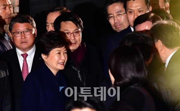 (박근혜 전 대통령이 12일 서울 삼성동 사저에 도착해 마중을 나온 당직자들과 대화를 나누고 있다. 이동근 기자 foto@)