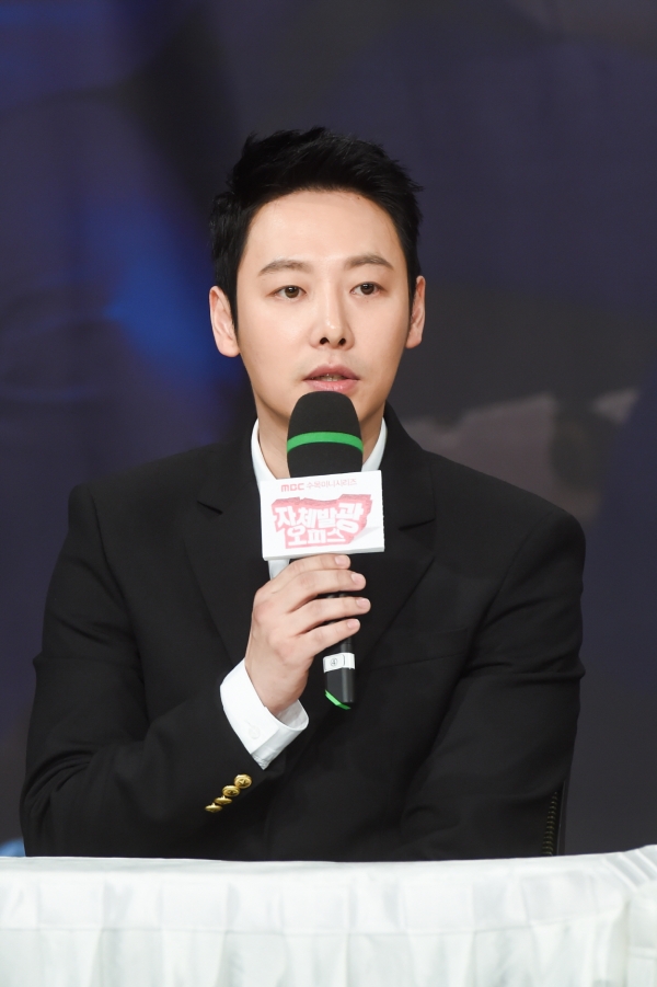 ▲'자체발광 오피스' 김동욱