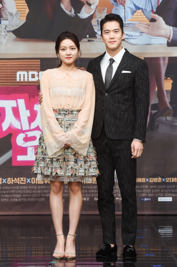 ▲'자체발광 오피스' 고아성 하석진