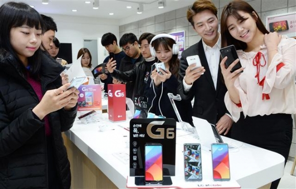 ▲LG전자 전략 프리미엄 스마트폰 LG G6가 출시 이틀 만에 개통 3만 건을 넘어서며 인기몰이를 시작했다. 12일 남대문에 위치한 한 이동통신사 매장 방문객들이 LG G6를 체험하고 있다. 사진제공=LG전자