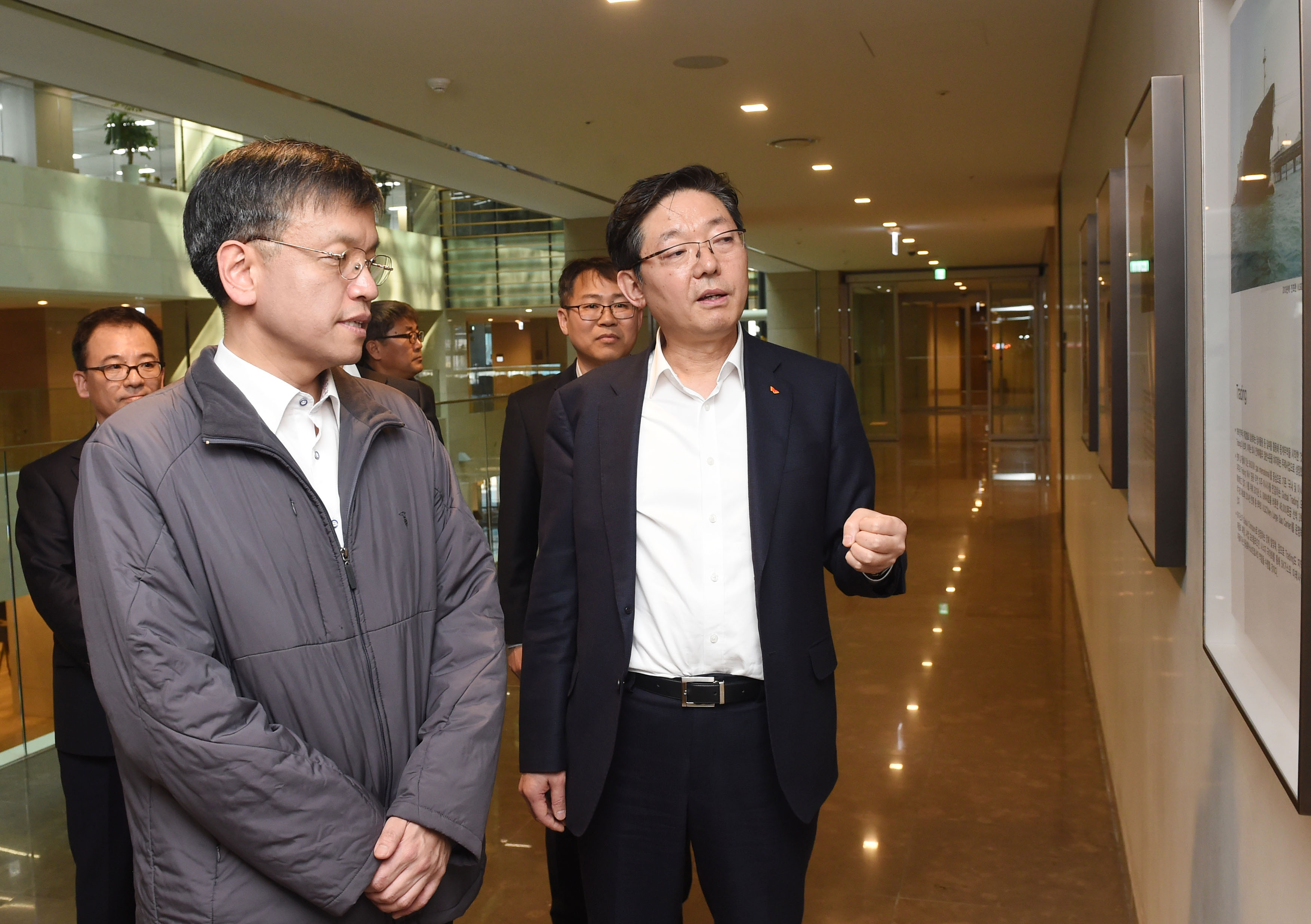 ▲최상목 기재부 차관(왼쪽)이 14일 경기도 판교 SK가스 본사를 방문해 이재훈 SK가스 대표(오른쪽)로부터 미국산 LPG 수입 동향을 듣고 있다.(기획재정부)