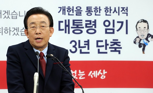 ▲자유한국당 김관용 경북도지사가 14일 오전 서울 여의도 당사에서 대선출마 선언 기자회견을 열고 있다. 2017.3.14 (사진=연합뉴스)