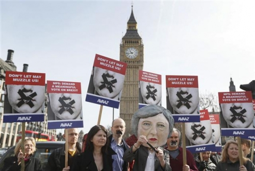 ▲영국 의회 앞에서 13일(현지시간) 브렉시트 반대하는 시민들이 항의 시위를 벌이고 있다. 사진=AP뉴시스 