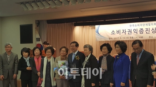▲박원순 서울특별시장(왼쪽 여섯번째)이 15일 세계소비자권리의날을 맞아 한국소비자단체협의회에서 수여하는 소비자권익증진상을 수상했다.(김정웅 기자 cogito@)