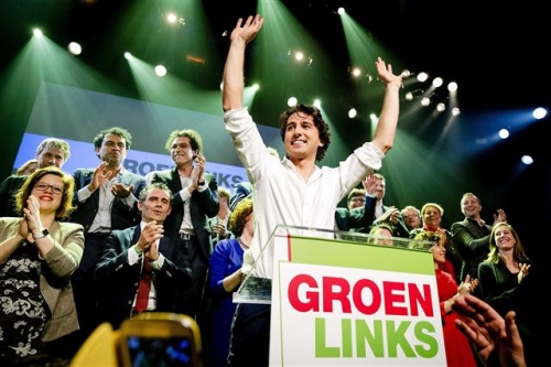 ▲네덜란드 녹색좌파당(GL)의 이세 클라버(30) 대표가 총선이 치러진 15일(현지시간) 암스테르담에서 지지자들을 향해 손을 흔들고 있다. 사진=AP연합뉴스