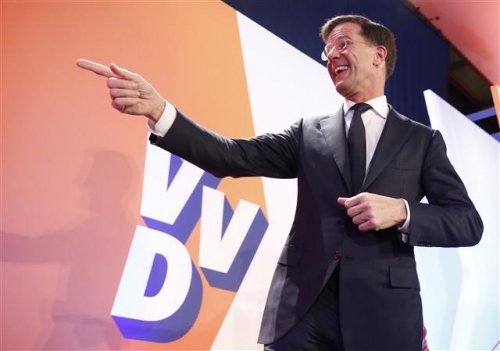 ▲마르크 뤼테 네덜란드 총리가 15일(현지시간) 헤이그에서 출구조사 결과 발표 직후 지지자들 앞에서 환하게 웃고 있다. 사진=신화뉴시스