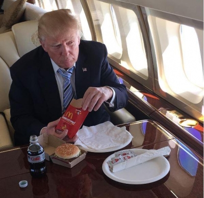 ▲도널드 트럼프 미국 대통령이 비행기 안에서 맥도날드 햄버거로 식사를 하고 있다. 출처 트럼프 인스타그램
