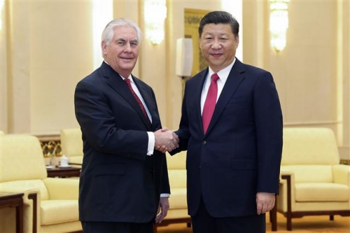 ▲렉스 틸러슨 미국 국무장관(오른쪽)이 19일(현지시간) 중국 베이징에서 시진핑 중국 국가주석을 만나 악수하고 있다. 사진=AP연합뉴스