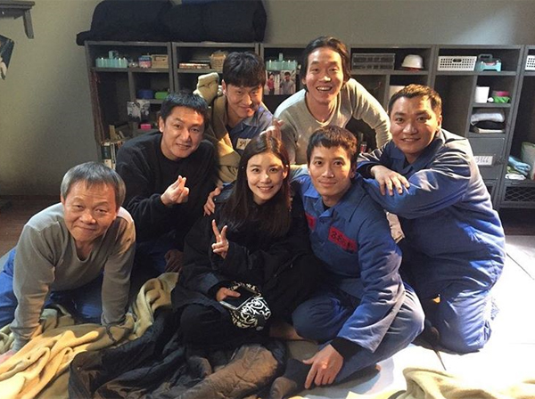 ▲지난 19일 배우 이보영이 남편 지성이 출연한 드라마 '피고인' 동료들과 함께한 사진을 공개했다.(사진=인스타그램)