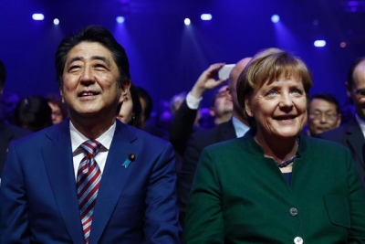 ▲일본의 아베 신조 총리(왼쪽)과 독일의 앙겔라 메르켈 총리(오른쪽)이 독일 하노버에서 열린 정보통신 박람회 세빗(CeBIT) 2017 개막행사에서 만났다. 출처 = AFP연합뉴스