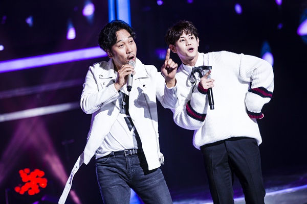 ▲'판타스틱 듀오2'에서 이문세와 컬래버레이션을 선보이는 그룹 하이라이트(사진=SBS)