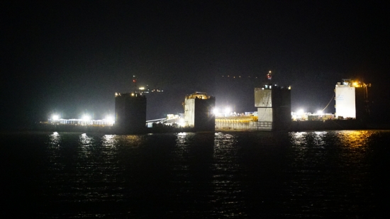 ▲22일 오후 전남 진도군 세월호 인양 구역에서 야간 시험인양 작업이 진행되고 있다.(해양수산부)