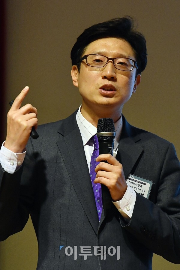 ▲박종연 NH투자증권 FICC리서치센터 채권전략 팀장이 23일 서울 여의도 신한금융투자 300홀에서 열린 제4회 이투데이 투자세미나에 참석해 '2017년 채권시장 전망 및 투자전략'을 주제로 강연하고 있다.(이동근 기자 foto@)