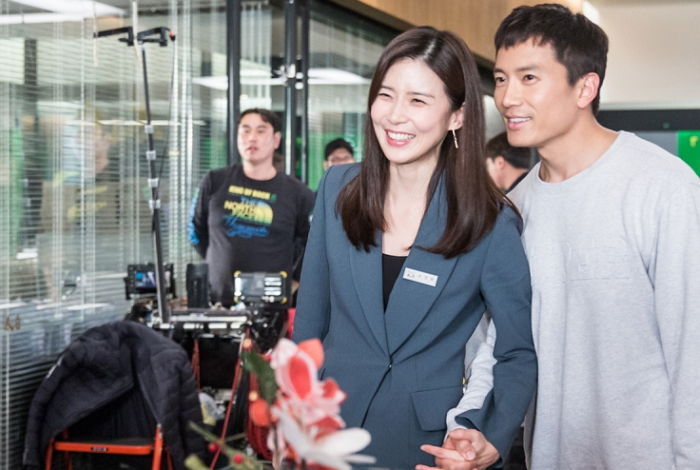 '귓속말' 이보영, 3년 만에 연기 복귀·육아 바톤 터치…'피고인' 지성 근황은?