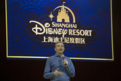 ▲디즈니의 로버트 아이거 최고경영자(CEO)가 작년 6월 15일 중국 최초 상하이 디즈니랜드 개장을 앞두고 브리핑을 하고 있다. 출처=AP뉴시스