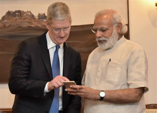 ▲애플이 앞으로 2개월 안에 인도에서 아이폰을 생산할 예정이라고 23일(현지시간) 월스트리트저널(WSJ)이 전했다. 팀 쿡(왼쪽) 애플 최고경영자(CEO)가 지난해 5월 21일 뉴델리에서 나렌드라 모디 인도 총리와의 회담 중 같이 아이폰을 들여다보고 있다. 뉴델리/AP뉴시스 