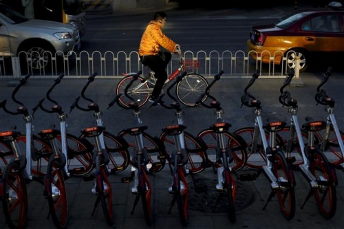 ▲모바이크 이용자가 베이징 시내에서 자전거를 타고 이동하고 있다. 사진=AP뉴시스