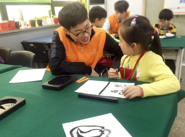 ▲한화투자증권 한화예술더하기 프로그램에 참여한 어린이가 캘리그라피를 배우고 있다. 사진제공 한화투자증권