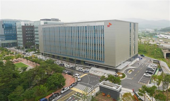 ▲SK(주) C&amp;C는 경기도 성남시 판교에 클라우드 데이터센터를 오픈하고 인공지능 기반 클라우드 사업에 박차를 가하는 등 4차 산업혁명에 발 빠르게 대비하고 있다.