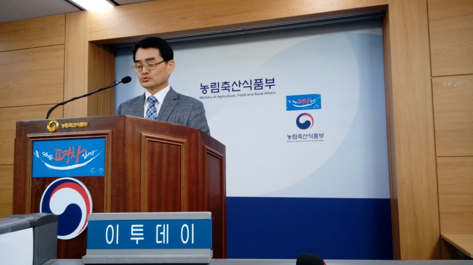 ▲28일 노수현 농림축산검역본부 식물검역부장이 정부세종청사 농림축산식품부 기자실에서 국제식물보호협약(IPPC) 총회에 대해 브리핑하고 있다.