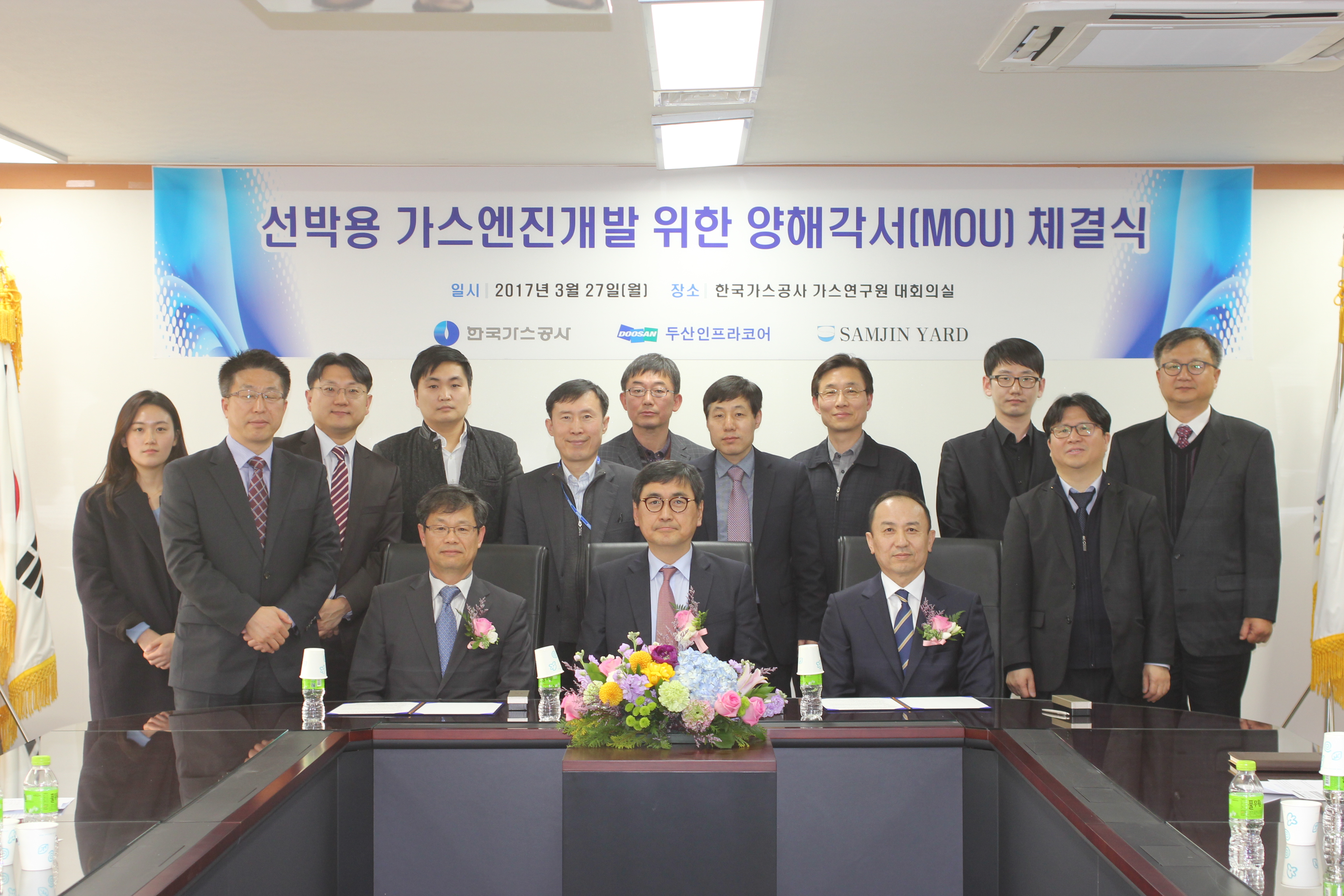 ▲한국가스공사(가운데 허재영 가스공사 가스연구원장), 두산인프라코어(왼쪽 이경원 전무), 삼진야드(오른쪽 박성신 전무)가 27일 선박용 가스엔진개발 위한 양해각서(MOU) 체결식을 진행했다. (사진=한국가스공사)