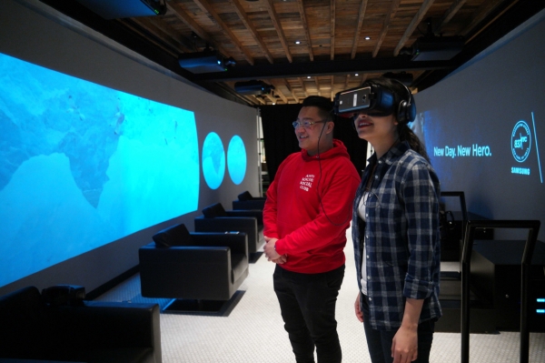 ▲미국의 삼성전자 뉴욕 마케팅 센터 '삼성 837'에서 관람객들이 '기어 VR'을 체험을 해보고 있다.(사진제공=삼성전자)
