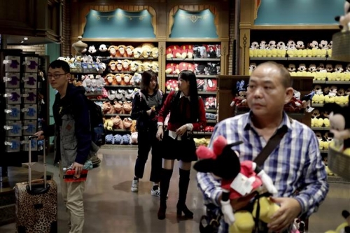 ▲중국 상하이의 디즈니랜드 매장에서 고객들이 제품을 구매하고 있다. 상하이/AP뉴시스
