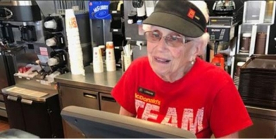 ▲미국 인디애나주에 사는 94세의 러레인 마우러 할머니가 지난 22일 맥도날드에서만 근속 44주년을 기록했다. 출처 = 피플닷컴 트위터 화면 캡쳐. 