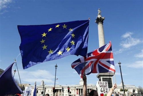 ▲영국 의회의사당 앞에서 25일(현지시간) 반(反) 브렉시트 시위대가 영국 국기와 EU 깃발을 흔들고 있다. 런던/AP뉴시스