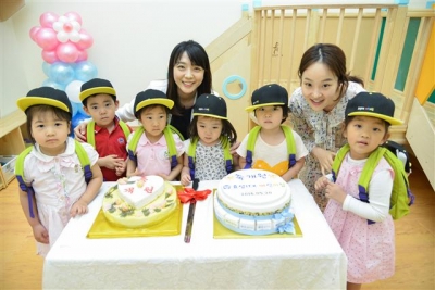 ▲효성 ITX는 서울 영등포 본사에 2016년 5월 사내 어린이집을 열었다. 효성 ITX 어린이집에서 교사와 어린이가 포즈를 취하고 있다.  (사진=효성)