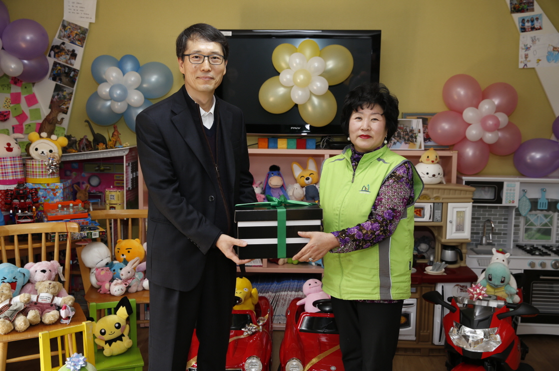 ▲한국에너지공단 강남훈 이사장(왼쪽)이 에너지자립공부방 1호에 사내 기부 이벤트를 통해 모은 중고 장난감을 전달하고 있다.  (사진=에너지공단)