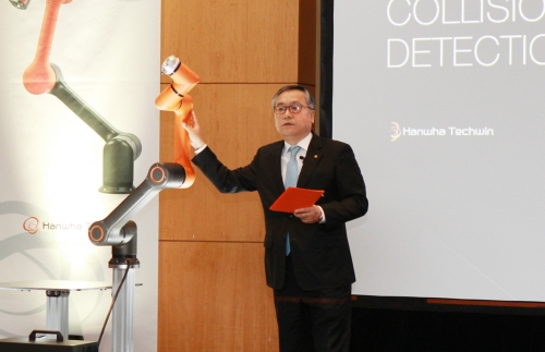 ▲신현우 한화테크윈 대표가 30일 코엑스에서 협동로봇 HCR-5를 처음으로 공개하며 협동로봇 사업을 본격 전개해 나가겠다고 말하고 있다.(사진제공=한화테크윈)