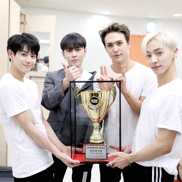 ▲그룹 하이라이트(양요섭, 용준형, 손동운, 이기광)(사진=어라운드어스 )