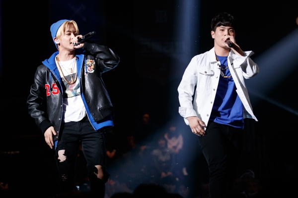 ▲'고등래퍼'에서 함께 무대를 꾸민 그룹 NCT 마크(왼쪽)와 김윤호(사진=Mnet)